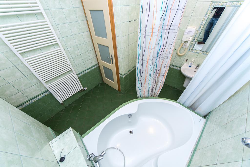 Hostel Mango Прага Екстериор снимка
