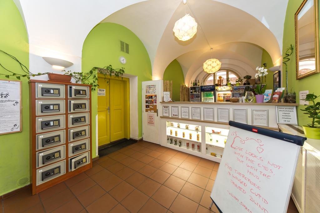 Hostel Mango Прага Екстериор снимка